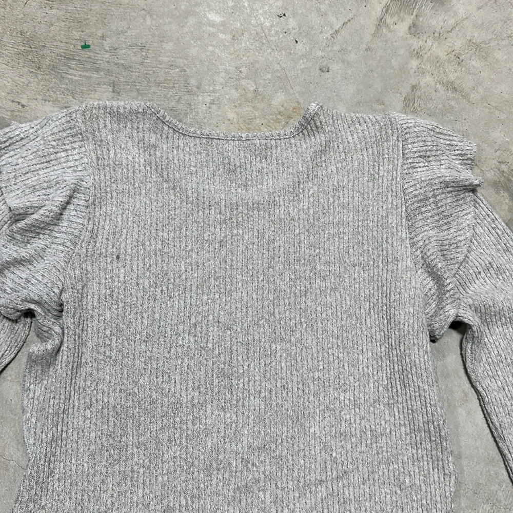 Light weight‎ grey rubbed sweater with ruffles around arm / Size S / Lucky Brand - Picture 7 of 8